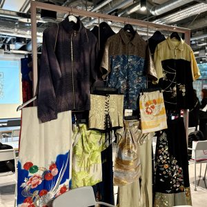 ワサビのブースにはアップサイクルした着物展示